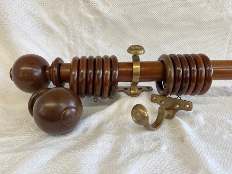 Antique mahogany pole with finials, brackets and rings. - Image 3